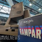 Sistema Rampart da Naval Group é exibido em veículo durante evento militar. (Foto: navalnews.com)