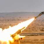 Índia realiza teste de lançamento do míssil LRLACM em área desértica. (Foto: rt.com)