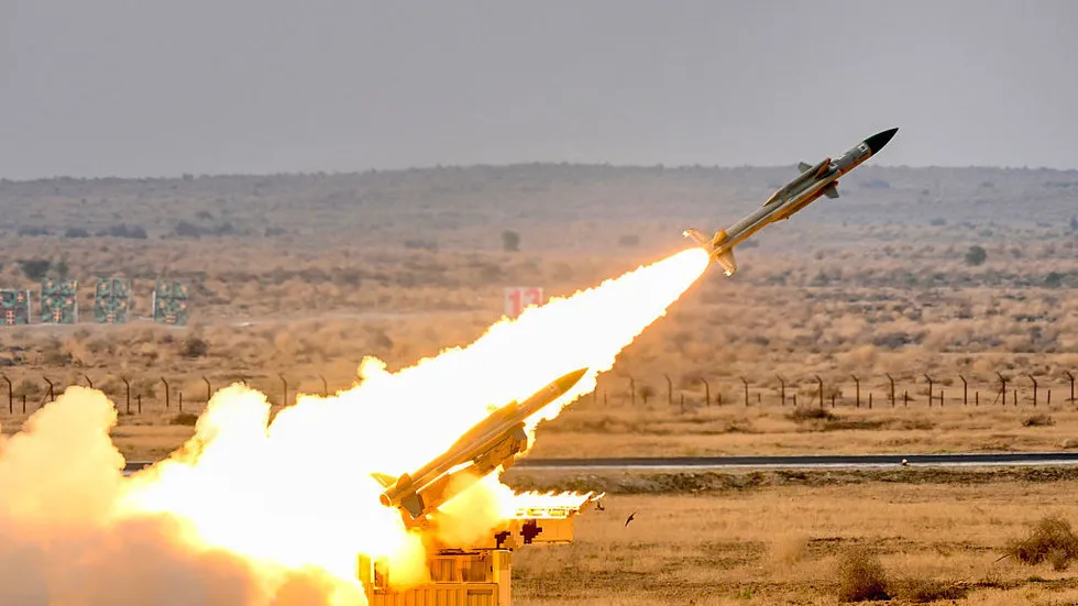 Índia realiza teste de lançamento do míssil LRLACM em área desértica. (Foto: rt.com)