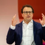 O executivo da Anthropic discursa em evento corporativo. (Foto: techcrunch.com)
