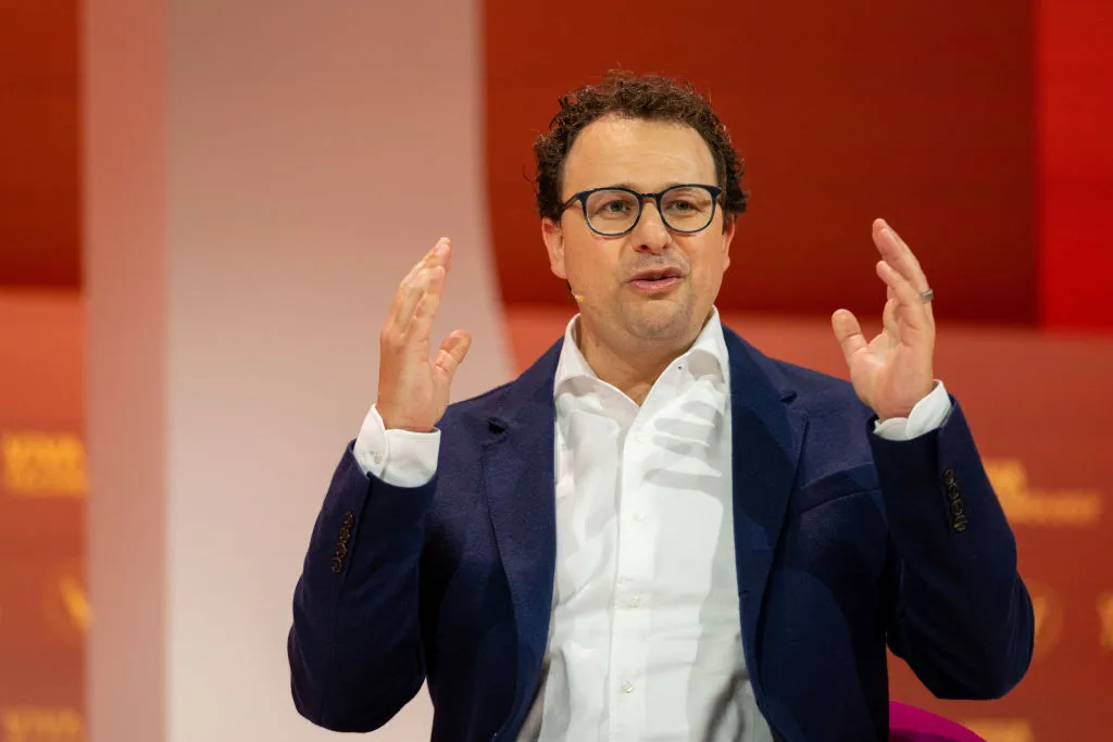 O executivo da Anthropic discursa em evento corporativo. (Foto: techcrunch.com)
