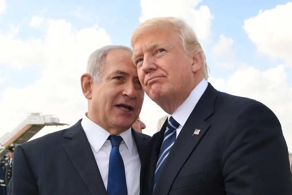 Donald Trump e Benjamin Netanyahu durante encontro oficial, ilustrando discussões sobre políticas regionais e relações entre
