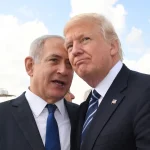 Donald Trump e Benjamin Netanyahu durante encontro oficial, ilustrando discussões sobre políticas regionais e relações entre