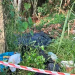 Bolsa encontrada em área de mata no bairro Jardim Europa, isolada pela polícia. (Foto: g1.globo.com)
