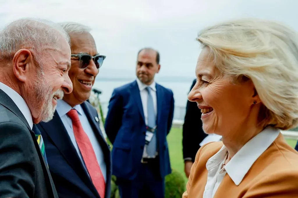 O presidente Lula conversa com a presidente da Comissão Europeia, Ursula von der Leyen, durante evento no G7 em Évian-les-Bai