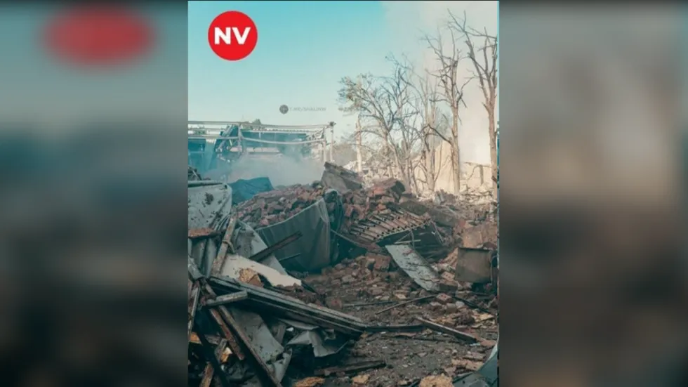 Destroços do estúdio Dovzhenko em Kiev após ataque russo, com escombros e fumaça visíveis. (Foto: rt.com)