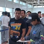 Migrantes venezolanos aguardam procedimentos no Aeroporto Internacional de Maiquetía, La Guaira. (Foto: ultimasnoticias.com.v
