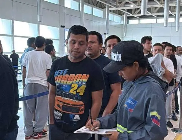 Migrantes venezolanos aguardam procedimentos no Aeroporto Internacional de Maiquetía, La Guaira. (Foto: ultimasnoticias.com.v