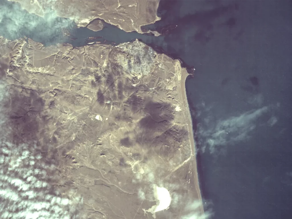 Imagem de satélite captura costa e áreas terrestres com nuvens sobre o oceano. (Foto: techcrunch.com)