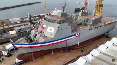 Navio de guerra da Marinha do Chile é lançado em cerimônia no estaleiro. (Foto: navalnews.com)