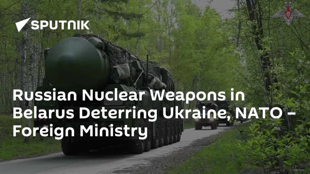 Veículos militares transportam mísseis nucleares em área florestada na Bielorrússia. (Foto: sputnikglobe.com)