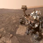 O rover Curiosity da NASA em Marte, explorando a superfície marciana. (Foto: sciencedaily.com)