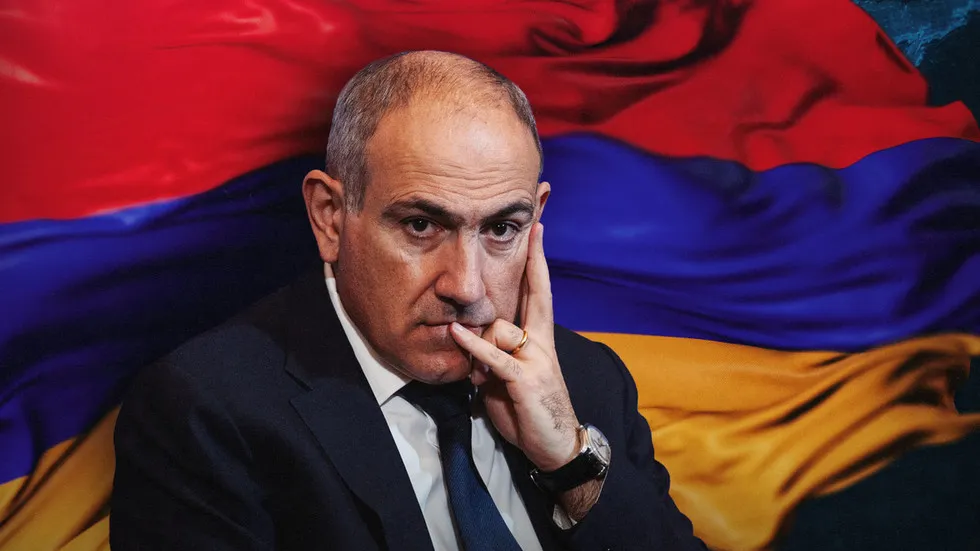 O primeiro-ministro armênio Nikol Pashinyan em frente à bandeira do país. (Foto: rt.com)