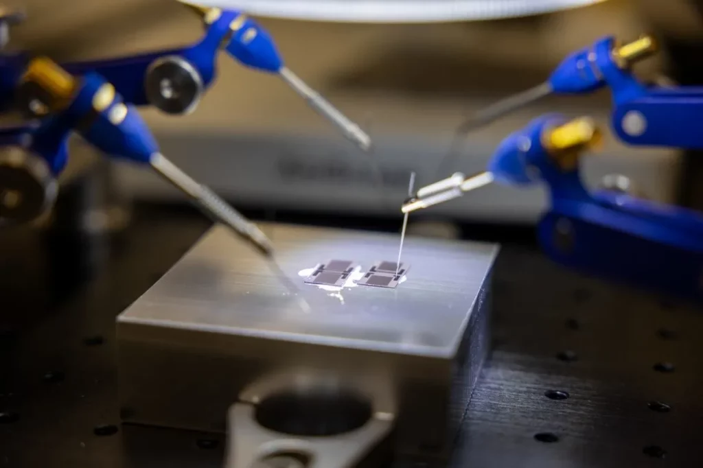 Equipamento de laboratório manipula componente microscópico em pesquisa sobre ondas sonoras. (Foto: phys.org)