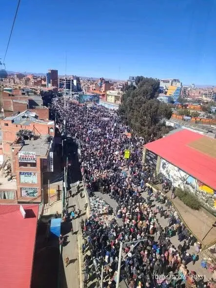 Milhares de manifestantes marcham pelas ruas de La Paz, em apoio à COB e exigindo a renúncia do presidente Paz. (Foto: resume