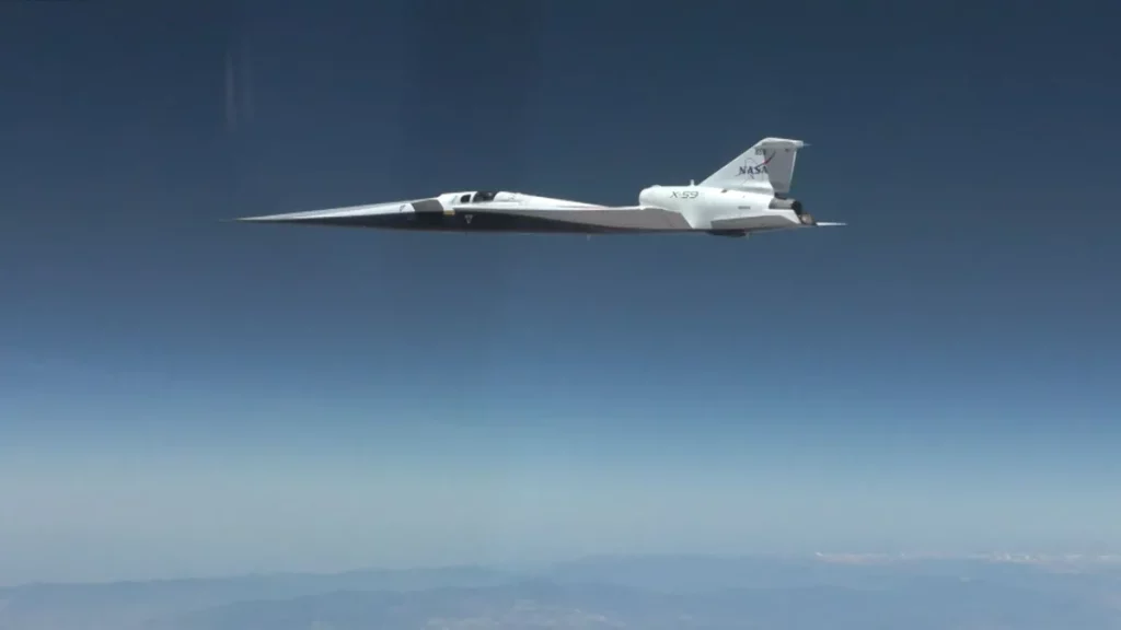 O avião X-59 da NASA em voo, com o céu azul ao fundo. (Foto: space.com)