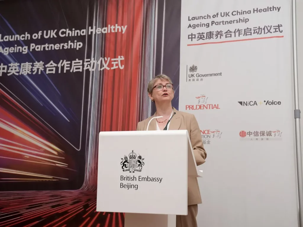 Yvette Cooper discursa na cerimônia de lançamento da parceria UK-China sobre envelhecimento saudável, em Beijing. (Foto: alja