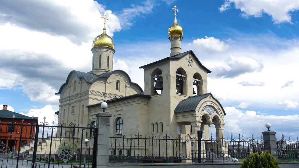Catedral ortodoxa russa com cúpulas douradas em área urbana. (Foto: rt.com)