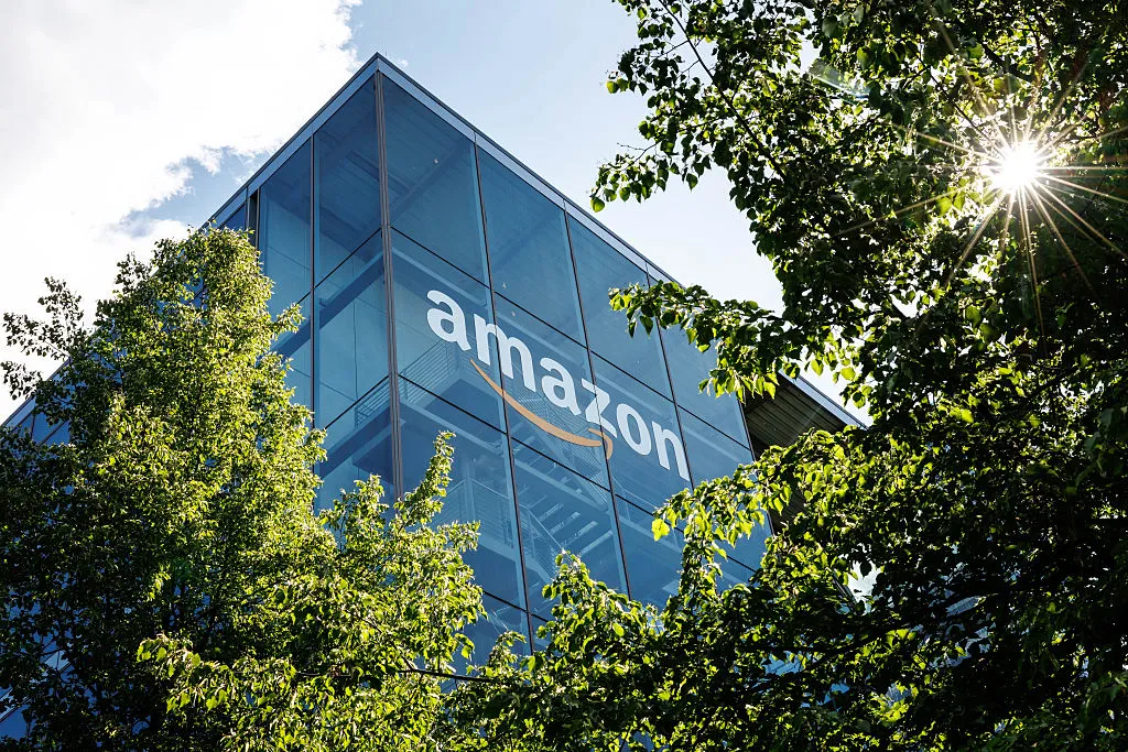 Fachada do prédio da Amazon com o logo visível, em dia ensolarado. (Foto: techcrunch.com)
