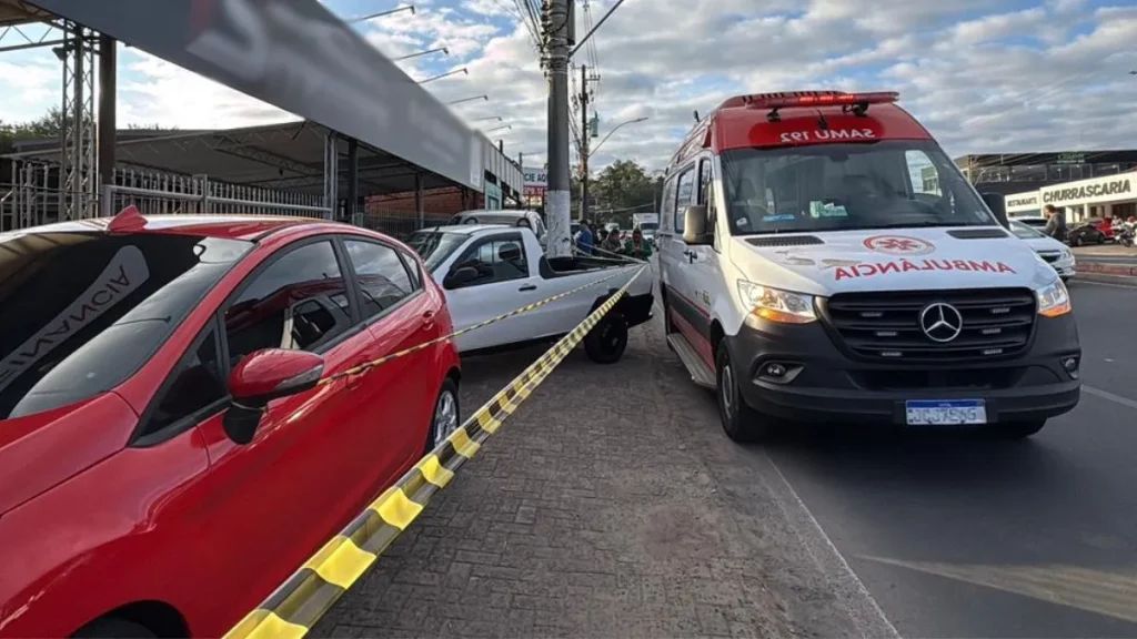 Ambulância do SAMU 192 e veículos são vistos em cena de ataque na Avenida Sebastião Amoretti, em Taquara, RS. (Foto: g1.globo
