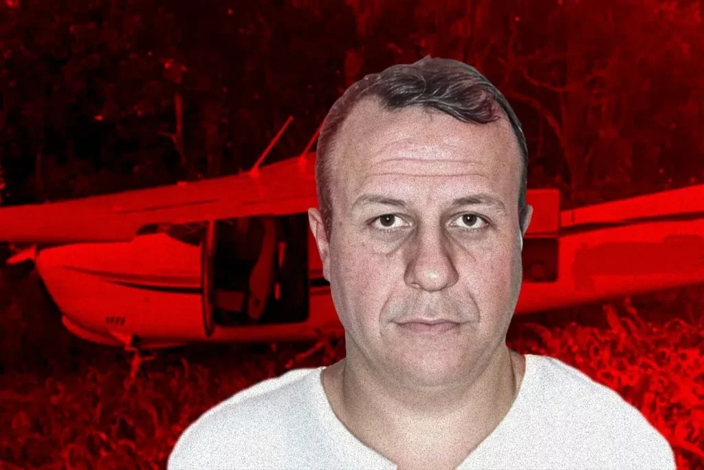 Ex-assessor do irmão de Zambelli é retratado em foto com avião ao fundo, apreendido com cocaína. (Foto: metropoles.com)