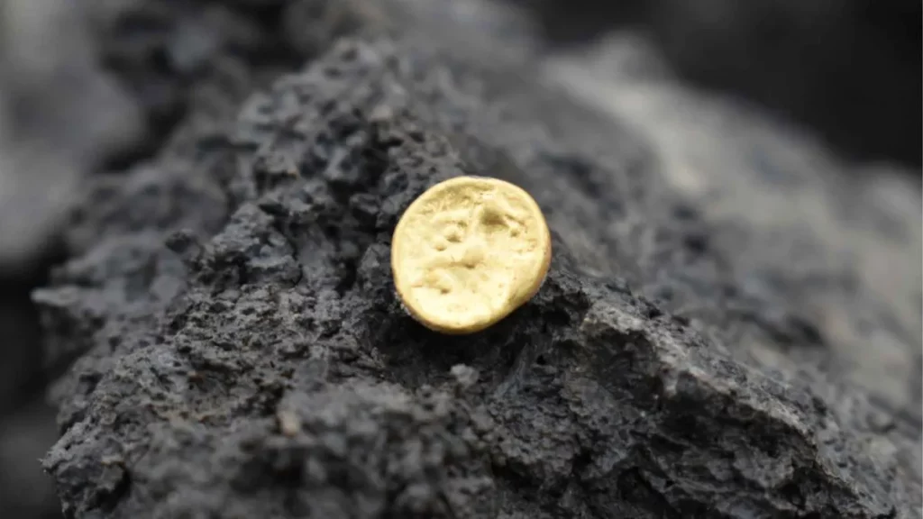 Moeda de ouro antiga encontrada em sítio arqueológico na República Tcheca. (Foto: www.ecoticias.com)