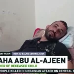 Pai de criança falecida, Baha Abu Al-Ajeen, repousa em leito hospitalar em Deir al-Balah, Gaza. (Foto: rt.com)