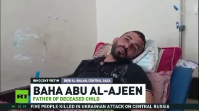 Pai de criança falecida, Baha Abu Al-Ajeen, repousa em leito hospitalar em Deir al-Balah, Gaza. (Foto: rt.com)