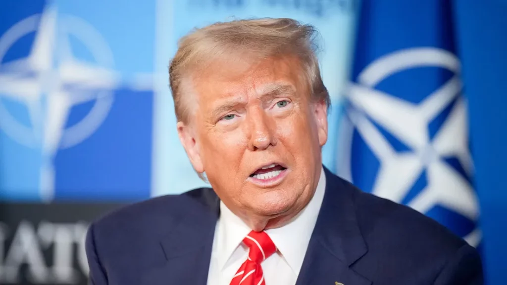 O presidente Donald Trump durante evento com bandeiras da OTAN ao fundo. (Foto: actualidad.rt.com)