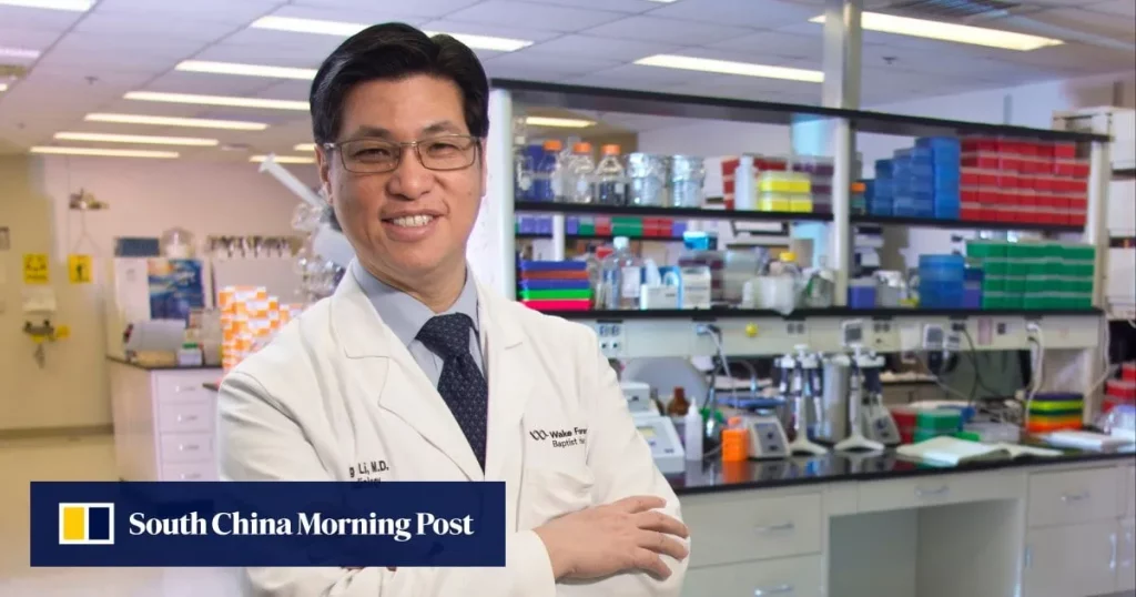 King Li King-chuen, cientista nascido em Hong Kong e nomeado reitor fundador da terceira escola de medicina da cidade, posa e