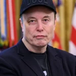 Elon Musk, com boné "DOGE", durante encontro com Donald Trump em 2026. (Foto: Wikimedia Commons)