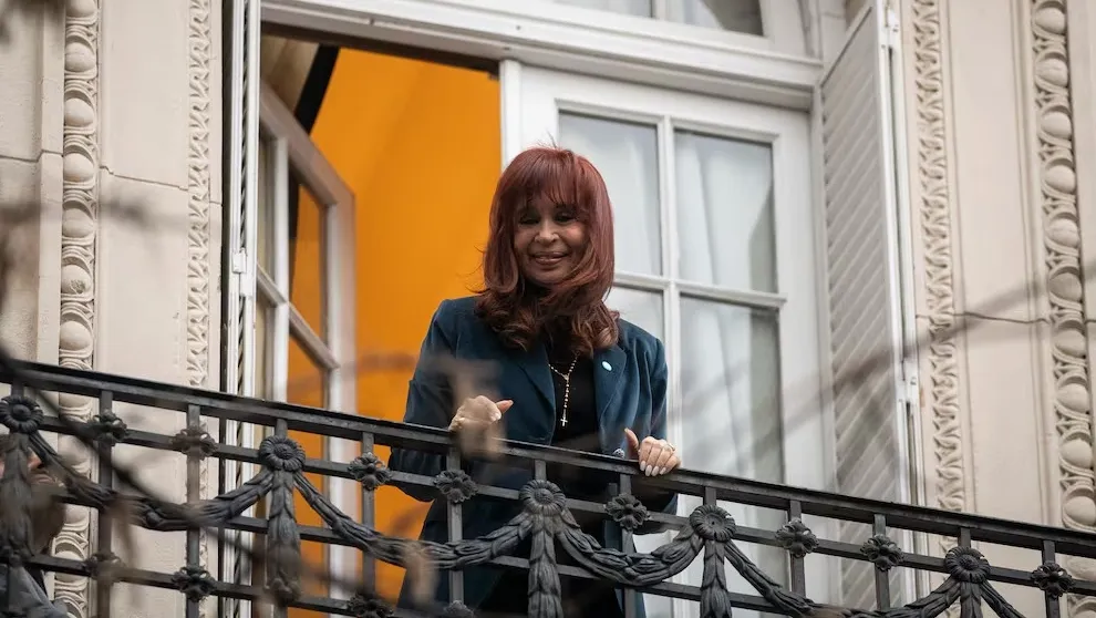 Cristina Fernández de Kirchner em um balcão, com fachada clássica ao fundo. (Foto: nodal.am)