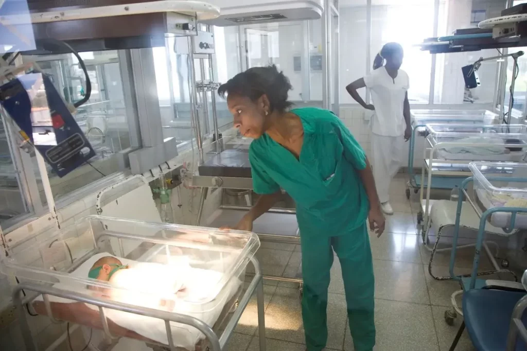 Enfermeira atende recém-nascido em incubadora no setor neonatal de hospital. (Foto: telesurtv.net)