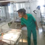 Enfermeira atende recém-nascido em incubadora no setor neonatal de hospital. (Foto: telesurtv.net)