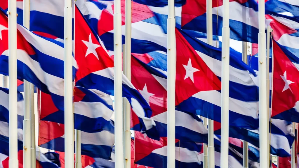 Bandeiras de Cuba hasteadas em fileira, em manifestação pública. (Foto: actualidad.rt.com)