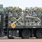 Militar acompanha transporte de armamentos em caminhão militar, na Austrália. (Foto: rt.com)