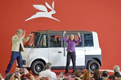 A presidente Claudia Sheinbaum apresenta o veículo elétrico Olinia 1 em evento na Base Aérea Militar de Santa Lucía. (Foto: j