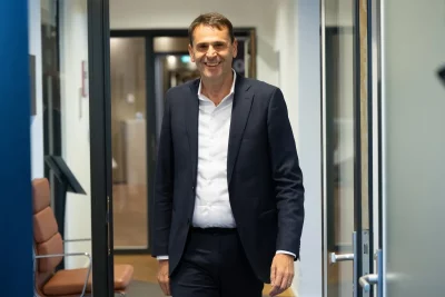 Executivo da ASML é visto sorrindo em corredor de escritório. (Foto: techcrunch.com)