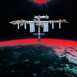 Internacional Space Station orbita a Terra, com painéis solares visíveis contra o céu estrelado. (Foto: futurism.com)