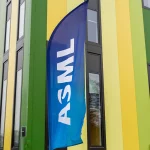 Bandeira da empresa holandesa de semicondutores ASML em frente a um de seus edifícios. (Foto: techcrunch.com)