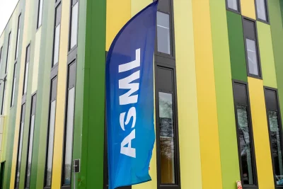 Bandeira da empresa holandesa de semicondutores ASML em frente a um de seus edifícios. (Foto: techcrunch.com)