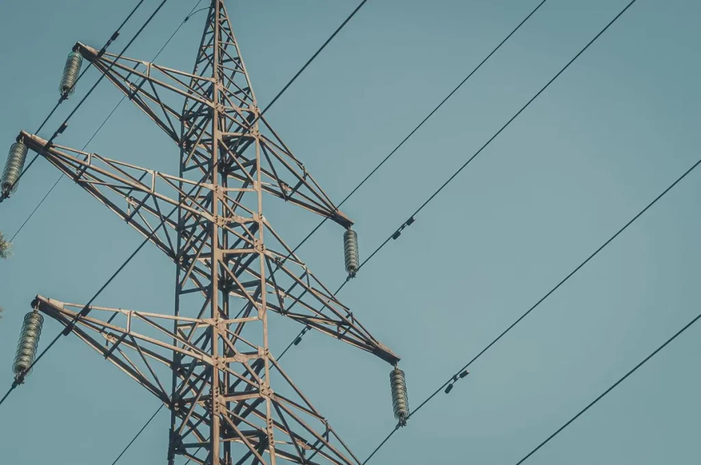 Torre de transmissão elétrica sob céu claro, ilustrando projeto de expansão da cobertura elétrica no México. (Foto: contralin