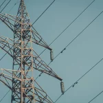 Torre de transmissão elétrica sob céu claro, ilustrando projeto de expansão da cobertura elétrica no México. (Foto: contralin