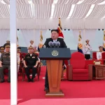 Kim Jong Un discursa em cerimônia militar com militares ao fundo. (Foto: aljazeera.com)