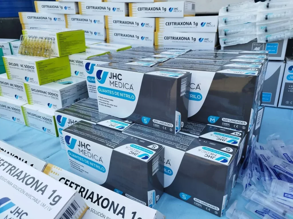 Caixas de medicamentos e luvas descartáveis da marca JHC Medica em estoque. (Foto: ultimasnoticias.com.ve)