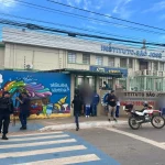 Pessoas aguardam em frente ao Instituto São José, em Rio Branco, após ataque que vitimou servidoras. (Foto: g1.globo.com)