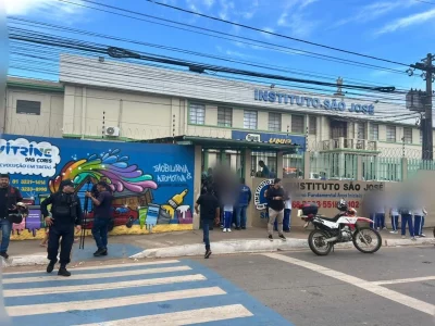 Pessoas aguardam em frente ao Instituto São José, em Rio Branco, após ataque que vitimou servidoras. (Foto: g1.globo.com)