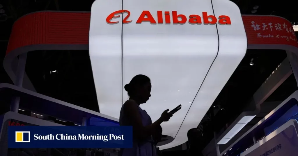 Exposição da Alibaba com destaque ao logotipo da empresa, representando seu papel central no cenário tecnológico.