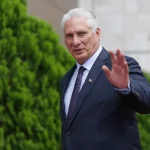 O presidente de Cuba, Miguel Díaz-Canel, em gesto de saudação durante evento público. (Foto: actualidad.rt.com)