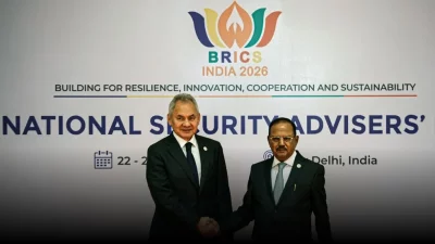 Seguranças nacionais de BRICS se cumprimentam em evento em Nova Déli, Índia. (Foto: rt.com)